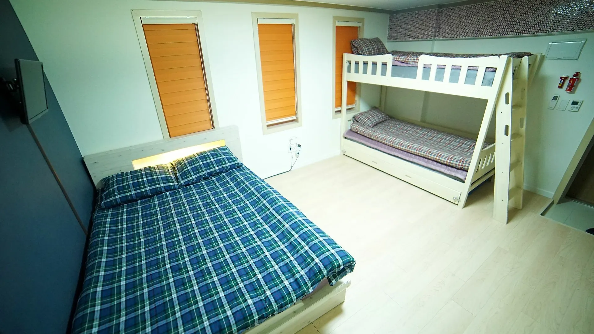 Yolo Guesthouse Seul 2*,